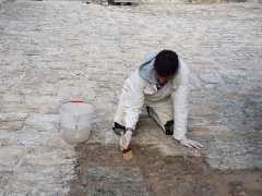 Foto particolare del piazzale in pietra di Paestum durante i lavori di protezione e consolidamento finale (1)