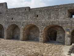 Foto particolare del piazzale in pietra di Paestum durante le fasi di stuccatura (2)