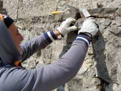 Foto particolare delle murature durante le fasi di lavoro intorno al piazzale in pietra di Paestum. (25)