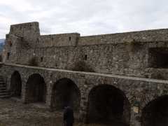 Foto particolare delle murature prima dei lavori intorno al piazzale in pietra di Paestum. (1)